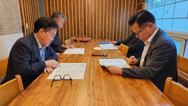 ▲ 최상기 인제군수가 지난 18일 이양수 국회의원과 면담을 갖고, '인구감소지역 지정'을 비롯한 주요 현안을 논의했다. 최 군수는 지역 위기 극복을 위해 인제군이 인구감소지역으로 추가 지정될 수 있도록 국회 차원의 적극적인 관심과 지원을 요청했다. ⓒ인제군