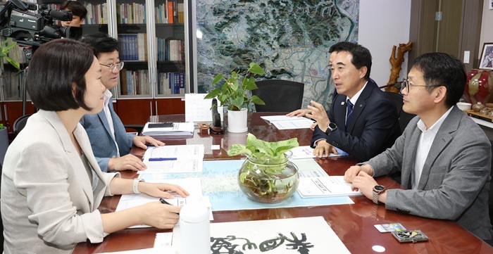 ▲ 박수현 충남지사가 20일 국회의원회관에서 국회 기후에너지환경위원회 김정호 위원장과 이소영 여당 간사를 만나 발전공기업 통합본사의 충남 설치와 기후부 산하 공공기관 이전 필요성을 설명하며 국회의 지원을 요청하고 있다.ⓒ충남도