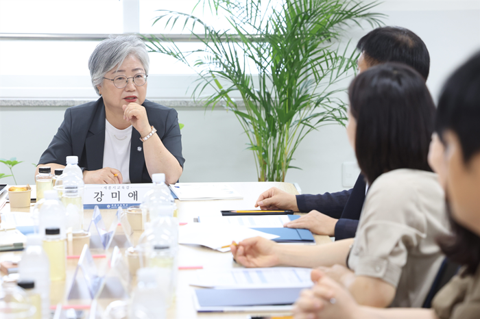 ▲ 강미애 세종교육감이 20일 세종고등학교를 방문해 학교 관계자들과 간담회를 갖고 교육환경 개선과 교육활동 지원 방안 등 학교 현안에 대해 의견을 나누고 있다.ⓒ세종교육청