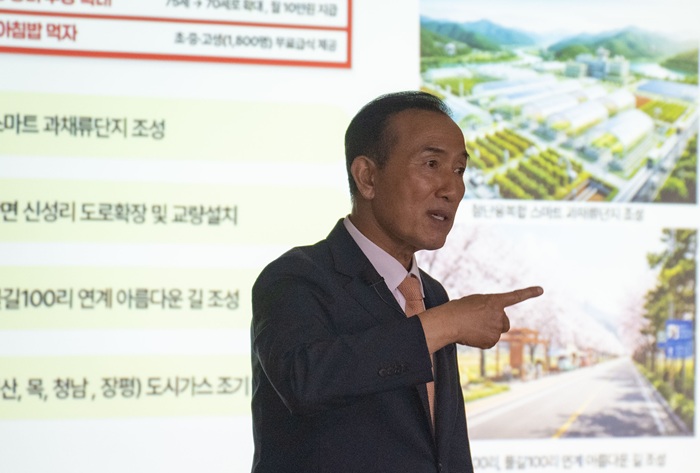 ▲ 김홍열 청양군수가 10개 읍·면 주민과의 대화에서 민선 9기 군정 운영 방향과 주요 정책을 설명하며 주민들과 소통하고 있다.ⓒ청양군