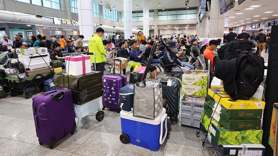 ▲ 인천항 연안여객터미널에서 관광객들과 시민들이 도서 지역으로 향하는 여객선에 승선하기 위해 배편을 기다리고 있다. ⓒ인천항만공사 제공