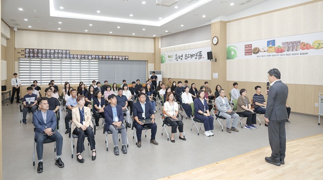 ▲ 횡성군(군수 장신상)이 지난 20일 횡성읍 행정복지센터 대회의실에서 열린 22일 자 정기인사 발령 대상자 63명을 대상으로 한 임용장 수여식에서, 기존의 권위주의적 관행을 깨고 의자를 배치한 수평적 소통 형태의 신고식을 진행했다. ⓒ횡성군