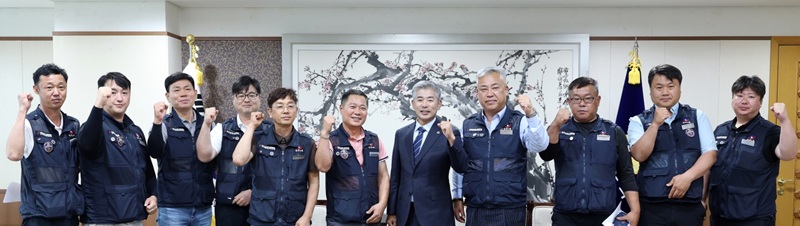 ▲ 조철기 충남도의회 의장이 20일 도의회 국제회견장에서 한국산업건설노동조합 세종충남본부 간부들과 간담회를 가진 뒤 참석자들과 함께 건설노동자의 권익 보호와 안전한 작업환경 조성을 다짐하며 기념촬영을 하고 있다.ⓒ충남도의회