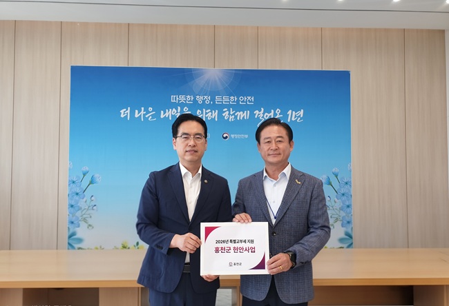 ▲ 신영재 홍천군수가 21일 김민재 행정안전부 차관을 방문해 민선 9기 핵심 공약과 지역 현안 사업을 설명하고 정부 차원의 적극적인 협조와 국비 지원을 요청했다. ⓒ홍천군