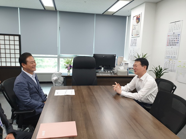 ▲ 신영재 홍천군수가 21일 기회예산처를 방문해 민선 9기 핵심 공약과 지역 현안 사업을 설명하고 정부 차원의 적극적인 협조와 국비 지원을 요청했다. ⓒ홍천군