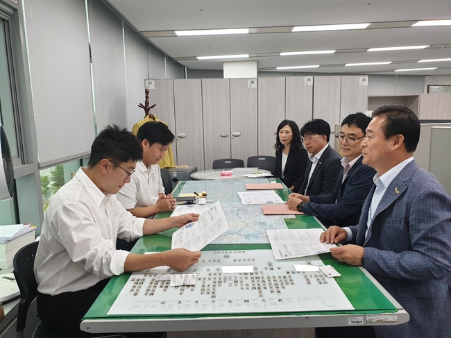 ▲ 신영재 홍천군수가 21일 철도투자개발과를 방문해 민선 9기 핵심 공약과 지역 현안 사업을 설명하고 정부 차원의 적극적인 협조와 국비 지원을 요청했다.ⓒ홍천군