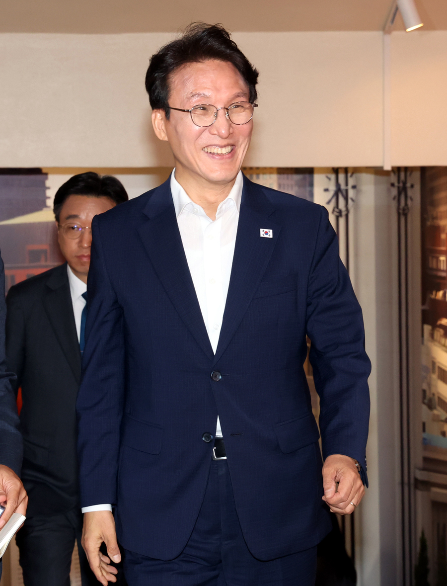▲ 김민석 더불어민주당 당 대표 후보가 21일 오전 서울 중구 서울시의회에서 시의회 의원들과 간담회를 위해 시의회로 들어서고 있다. ⓒ뉴시스