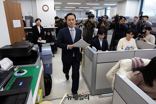 ▲ 내란특검이 지난해 12월 15일 오전 서울 서초구 서울고등검찰청에서 윤석열 전 대통령의 비상계엄 선포 동기와 최초 준비 시점 등을 포함한 수사 결과를 발표하기 위해 입장하고 있다. ⓒ서성진 기자