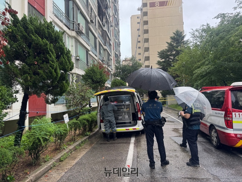▲ 21일 오후 서울 강남구 압구정동 한양아파트 화재 현장에서 경찰 등 관계 당국이 현장감식을 준비하고 있다. ⓒ임찬웅 기자