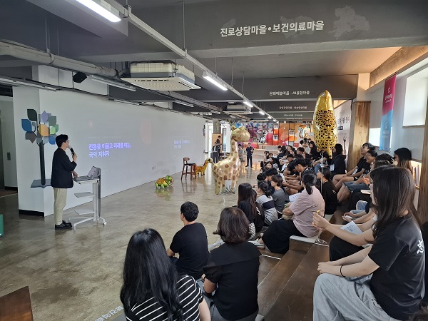▲ 충북도교육청 진로교육원이 운영하는 '사람책과 함께하는 진로공감 토크'에 참여한 학생들이 강연자의 이야기를 경청하고 있다.ⓒ충북도교육청 진로교육원 제공