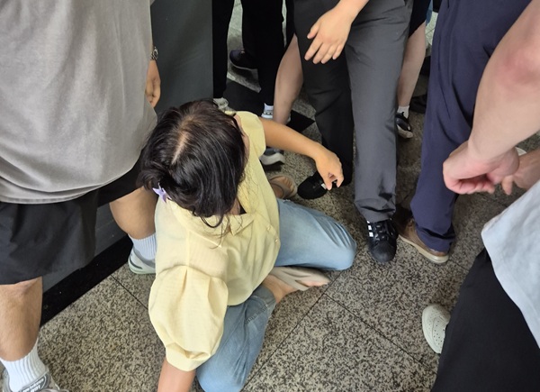 ▲ 지난 18일 대전 중구 태평동 호암웨딩홀에서 열린 조합 임원 해임총회 참석하려는 조합원과 이를 방해하는 조합원 ⓒ비상대책위