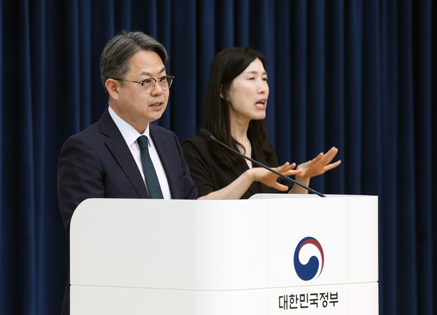 ▲ 김성훈 인사혁신처 차장이 21일 세종시 정부세종청사에서 '공무원 수당 등에 관한 규정' 개정 관련 합동브리핑에서 초과근무 상한제도 개선 방안에 대해 설명하고 있다. (사진=인사혁신처) ⓒ전성무 기자