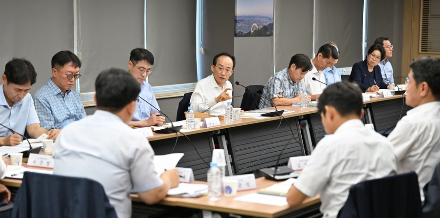 ▲ 추경호 대구시장은 20일 산격청사 대회의실에서 열린 간부회의에서 청렴한 공직문화 조성과 시민 체감형 정책 추진을 주문하고 주요 현안 대응 상황을 살폈다.ⓒ대구시