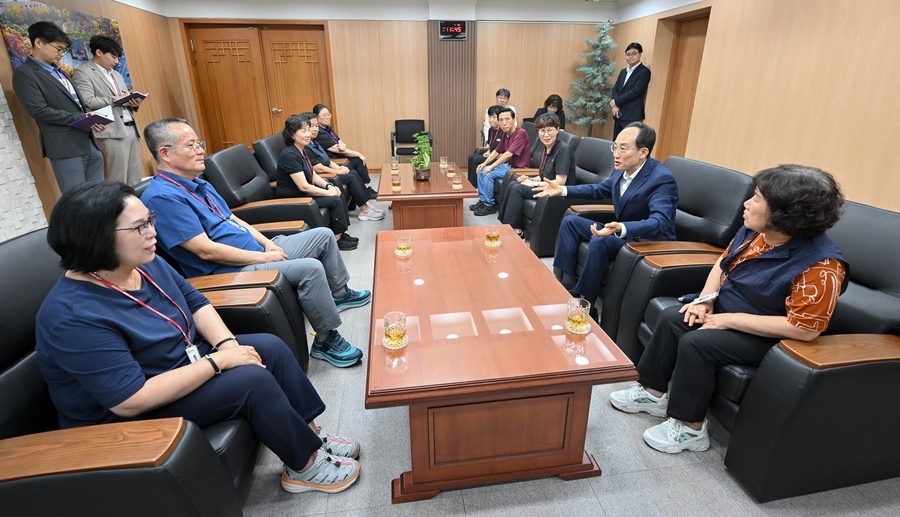 ▲ 추경호 대구시장이 20일 시청사 환경정비를 담당하는 청소원들과 오찬 간담회를 갖고 현장 근무 애로사항을 청취했다.ⓒ대구시