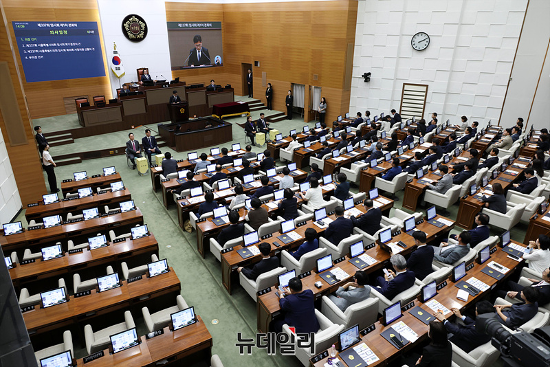 ▲ 제12대 서울시의회가 지난 7일 오후 서울 중구 서울시의회 본관에서 제337회 임시회 본회의를 열고 의장 선거를 진행하고 있다. ⓒ서성진 기자
