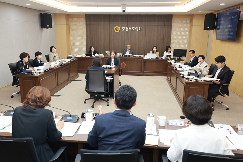 ▲ 충북도의회 과학경제위원회가 21일 제436회 임시회 제4차 회의를 열고 투자유치국 등으로부터 상반기 주요 업무 추진 상황을 보고받고 있다. ⓒ충북도의회