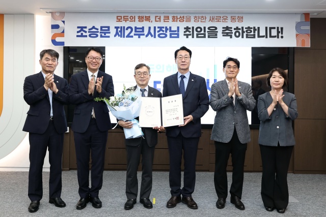 ▲ 조승문 제2부시장의 취임기념 촬영ⓒ화성시 제공