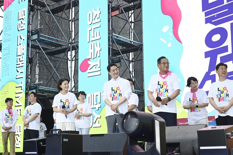 ▲ 지난 18일 달성군 강정보 디아크 일원에서 열린‘달성워터스플래시’ 행사를 개최했다(앞줄 왼쪽부터 이진숙 달성군 국회의원, 최재훈 달성군수, 곽동환 달성군의회 의장).ⓒ달성군