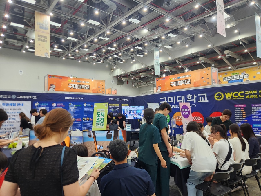 ▲ ‘2026 대구시교육청 진로진학박람회’ 현장에서 학교 밖 청소년들이 진로·진학 상담을 받고 있다ⓒ대구행복진흥원
