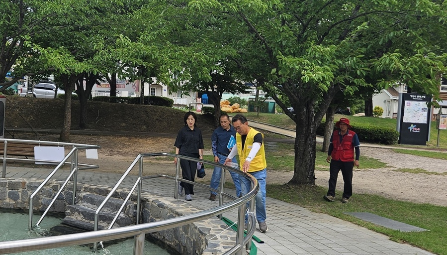 ▲ 최정애 영천시 부시장이 임고강변공원을 찾아 물놀이 안전관리 현황을 점검하고 있다.ⓒ영천시