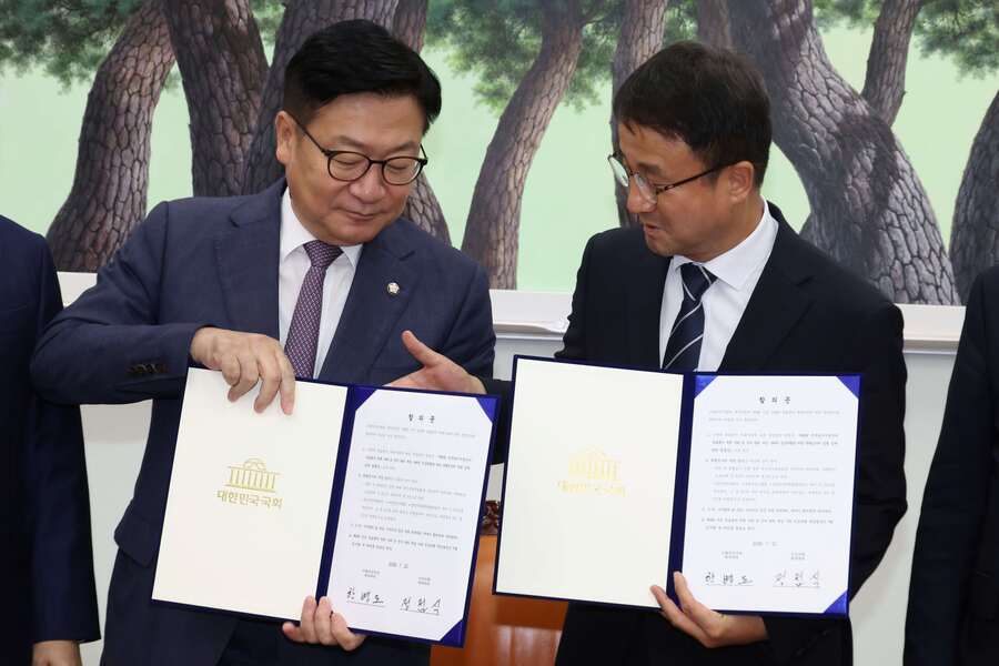 ▲ 한병도(오른쪽) 더불어민주당 대표 직무대행 겸 원내대표와 정점식 국민의힘 원내대표가 21일 국회 운영위원장실에서 제9회 전국동시지방선거 투표용지 부족 사태 등 선거관리 부실 사태의 진상규명을 위한 특별검사의 임명 등에 관한 법률안을 합의문을 들고 기념촬영하고 있다. (공동취재) ⓒ뉴시스