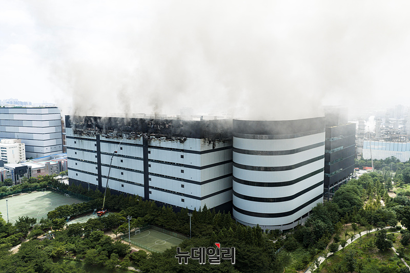 ▲ 지난 19일 인천 서해구 쿠팡 화재현장에서 소방 당국이 화재 진화작업을 하고 있다. ⓒ서성진 기자