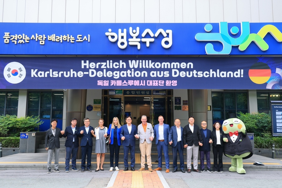 ▲ 독일 카를스루에시 대표단이 수성구를 방문해 기후변화 대응과 문화예술 협력 방안을 논의한 뒤 기념촬영을 하고 있다.ⓒ수성구