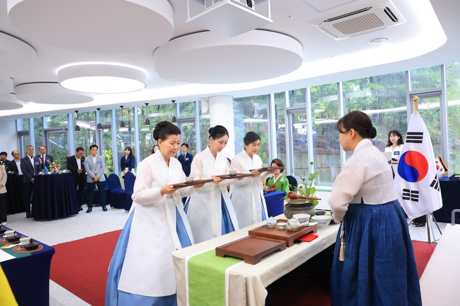 ▲ 수성구여성단체협의회가 독일 카를스루에시 대표단에게 한국 전통 차문화를 소개하고 있다.ⓒ수성구