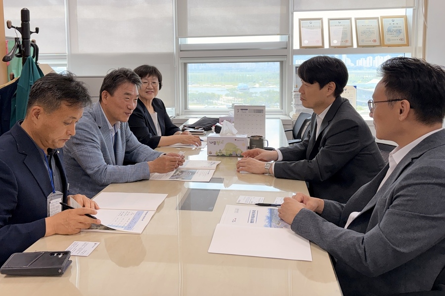 ▲ 안병윤 예천군수가 행정안전부를 방문해 2027년도 국고예산 반영과 특별교부세 지원 등 지역 현안 사업에 대해 건의하고 있다(왼쪽 중간 안병윤 예천군수, 오른쪽 앞쪽 지용구 교부세과장)).ⓒ예천군