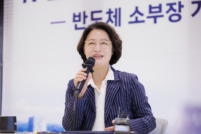▲ 추미애 경기도지사가 21일 화성에 위치한 반도체 장비기업 ASM의 혁신제조센터에서 열린 간담회에 참석해 발언하고 있다. ⓒ경기도 제공