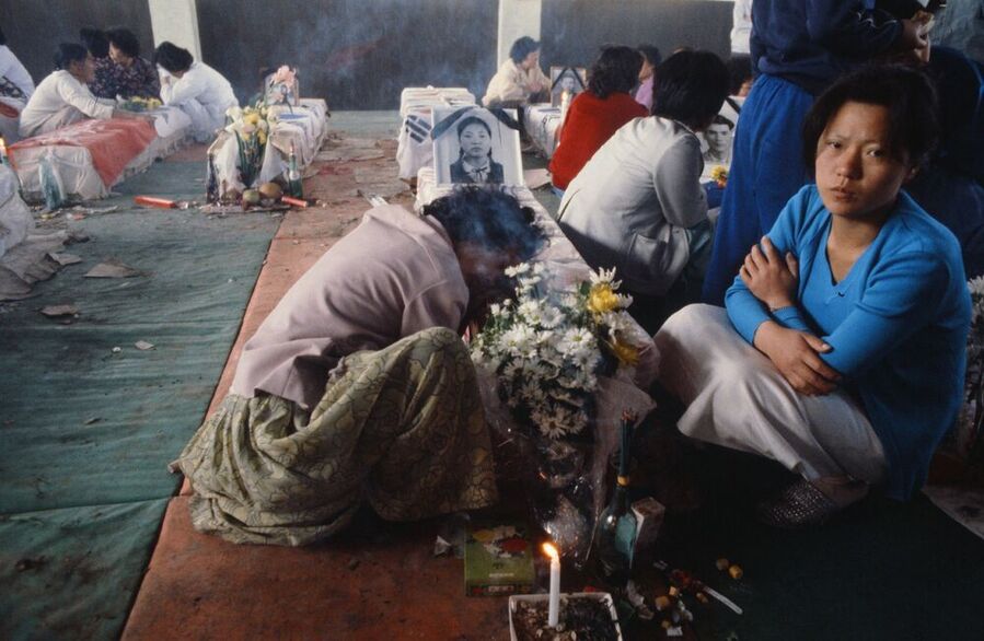 ▲ 1980년 5월 26일 상무관에 안치된 고(故) 박금희씨의 관 앞에서 오열하는 어머니ⓒ전남광주통합특별시 제공