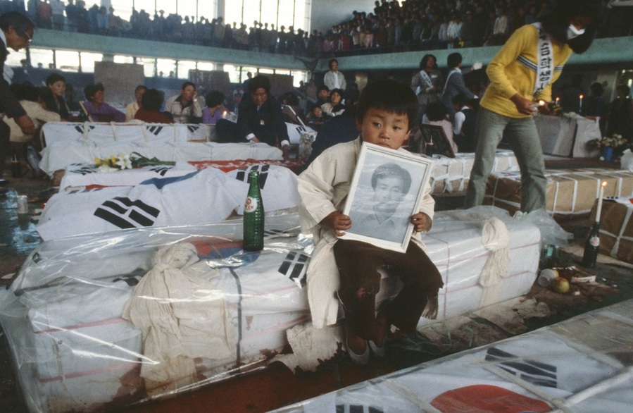 ▲ 1980년 5월 26일 상무관에서 아버지의 영정을 든 꼬마상주ⓒ전남광주통합특별시 제공