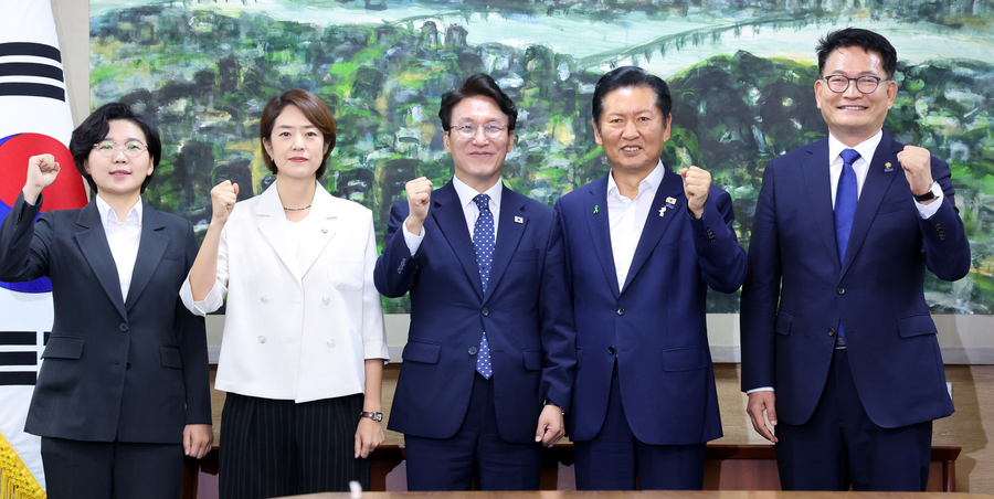 ▲ 21일 오전 서울 중구 서울시의회에서 더불어민주당 당대표 후보자들이 시의회 의원들과 간담회를 하기 전 기념촬영을 하고 있다. 왼쪽부터 김보미, 고민정, 김민석, 정청래, 송영길 후보. ⓒ뉴시스