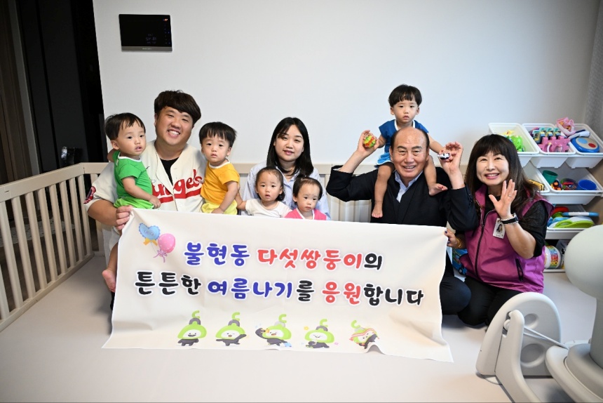 ▲ 박형덕 동두천시장이 다섯둥이의 가정을 방문해 위로하고 있다 ⓒ동두천시불현동 행정복지센터 제공