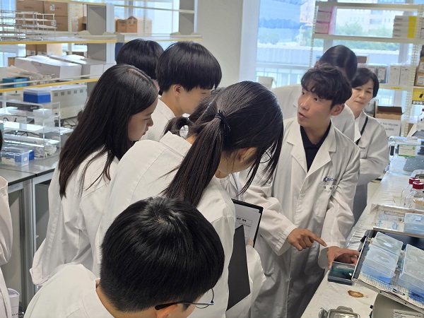 ▲ KBIOHealth 진로체험에 프로그램에 참여한 학생들이 연구원의 설명에 집중하고 있다.ⓒKBIOHealth 제공
