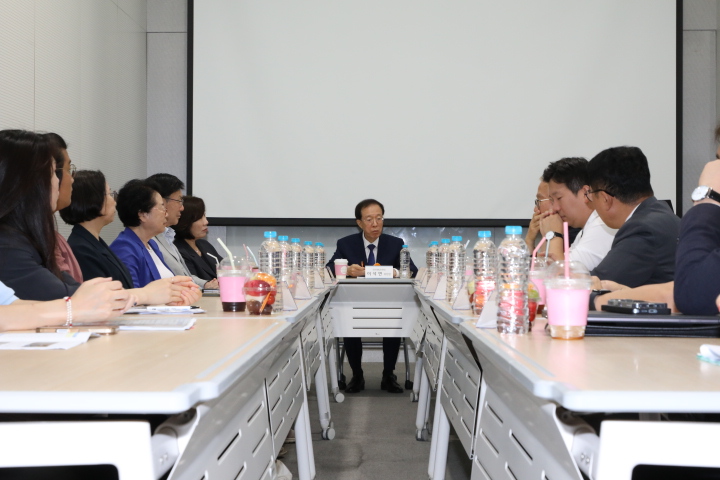 ▲ 대통령 직속 국민통합위원회가 21일 오후 2시 부산항국제전시컨벤션센터에서 '세대분야 현장형 국민대화'를 개최했다. 총 4회의 세대·젠더분야 권역별 토론회중 세 번째로 마련된 이번 '현장형 국민대화'에는 부산과 인근 지역의 2030세대 청년 60여 명이 참석했다. ⓒ국민통합위원회