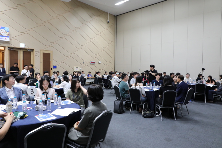 ▲ 대통령 직속 국민통합위원회가 21일 오후 2시 부산항국제전시컨벤션센터에서 '세대분야 현장형 국민대화'를 개최했다. 총 4회의 세대·젠더분야 권역별 토론회중 세 번째로 마련된 이번 '현장형 국민대화'에는 부산과 인근 지역의 2030세대 청년 60여 명이 참석했다. ⓒ국민통합위원회