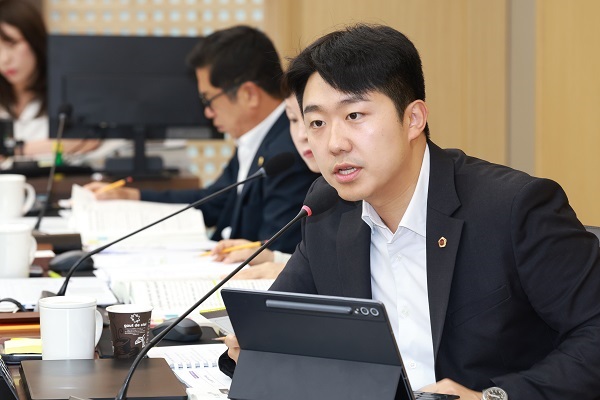 ▲ 정재우 충북도의원이 21일 제436회 임시회 4차 과학경제위원회의 충북경제자유구역청 2026년 상반기 주요업무 회의에서 소방청 119 항공정비실 건립과 관련해 하수처리 등 행정 지원을 촉구하고 있다.ⓒ충북도의회 제공