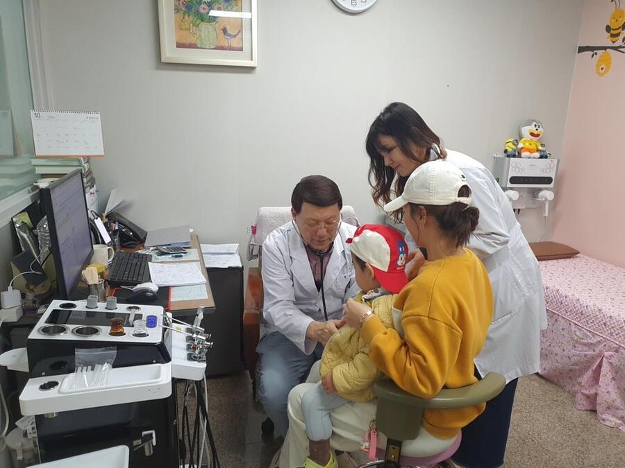 ▲ 경북도 ‘산부인과·소아과 ONE-hour 진료체계 구축사업’ 참여 의료기관에서 의료진이 환자를 진료하고 있다(청도군보건소).ⓒ경북도