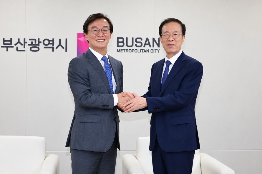 ▲ 대통령 직속 국민통합위원회 이석연 위원장이 지역 현장의 목소리를 직접 듣고 지방정부와의 협력을 강화하기 위해 세대젠더갈등해소분과위원(서기자 분과위원장 외 6명)과 함께 부산·경남을 방문했다. ⓒ국민통합위원회