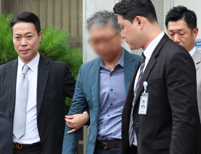 ▲ 장윤기 사건에 대해 살인과 성범죄 사건을 분리 수사하도록 지시한 협의를 받는 전남광주통합특별시 전 광산경찰서 형사과장 A 경정이 지난 21일 광주지방법원에서 구속 전 피의자 심문(영장 실질 심사)을 마치고 나오고 있다. ⓒ연합뉴스