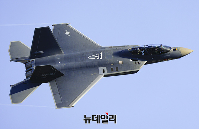 ▲ KF-21가 지난해'서울ADEX 2025(서울 국제 항공우주 및 방위산업 전시회)'에서 시범비행을 하고 있다.  ⓒ서성진 기자