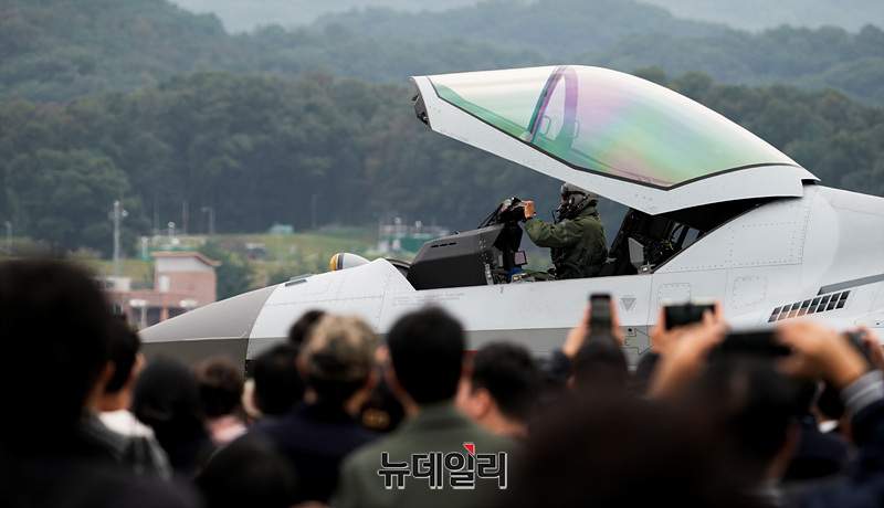 ▲ KF-21가 지난해'서울ADEX 2025(서울 국제 항공우주 및 방위산업 전시회)'에서 시범비행을 하고 있다. ⓒ서성진 기자