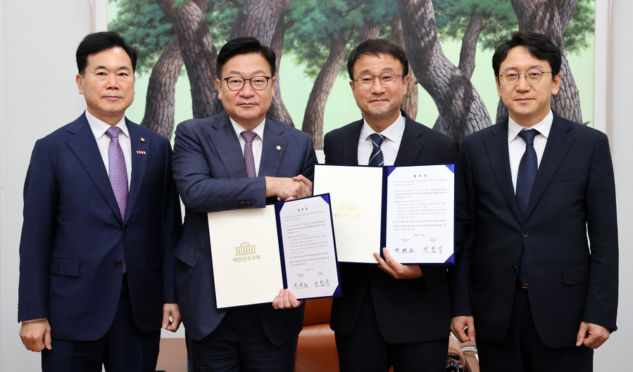 ▲ 한병도 더불어민주당 대표 직무대행 겸 원내대표와 정점식 국민의힘 원내대표가 21일 국회 운영위원장실에서 제9회 전국동시지방선거 투표용지 부족 사태 등 선거관리 부실 사태의 진상규명을 위한 특별검사의 임명 등에 관한 법률안을 합의문을 들고 기념촬영하고 있다. 왼쪽부터 김승수 국민의힘 원내운영수석부대표, 정 원내대표, 한 원내대표, 천준호 더불어민주당 원내운영수석부대표.  ⓒ뉴시스