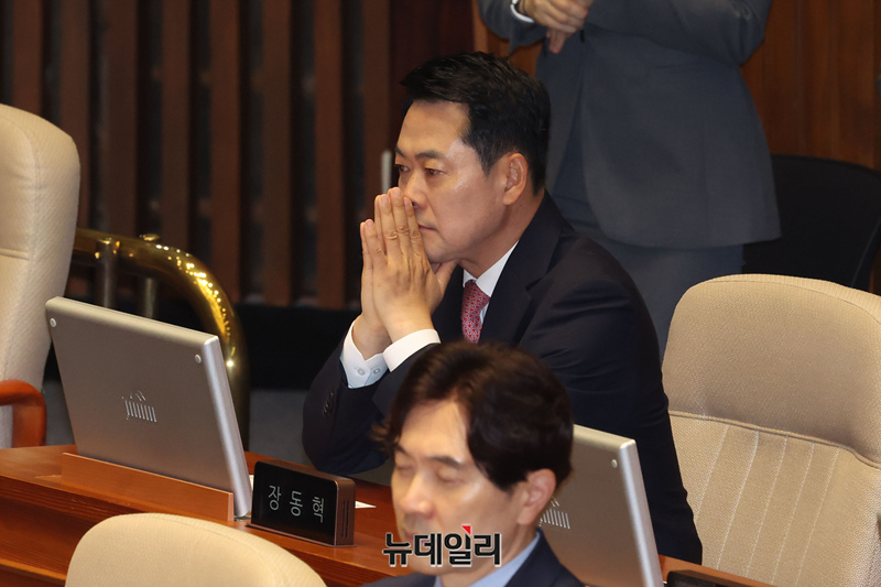 ▲ 장동혁 국민의힘 대표가 20일 국회에서 열린 본회의에 참석해 생각에 잠겨 있다. ⓒ이종현 기자