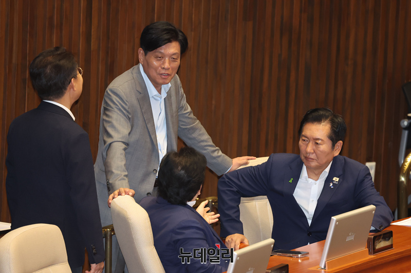 ▲ 정청래 전 더불어민주당 대표가 21일 국회에서 열린 본회의에서 윤석열·김건희에 의한 내란·외환 및 국정농단 행위의 진상규명을 위한 특별검사 임명 등에 관한 법률 개정안에 대한 무제한 토론 종결동의의 건 표결이 진행되고 있는 가운데 의원들과 대화를 나누고 있다. ⓒ이종현 기자
