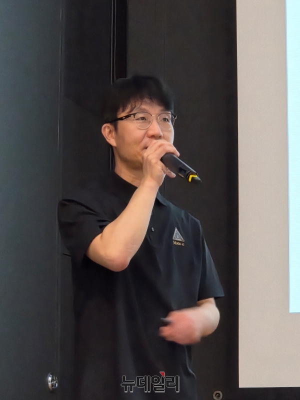 ▲ 22일 이해열 롯데월드 마케팅부문장이 ‘모나크 신입 요원 탐사 미션 브리핑’에서 설명 중이다. ⓒ최신혜 기자