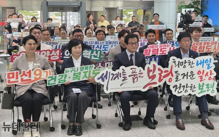 ▲ 엄승용 보령시장이 22일 오전 보령시청 로비에서 열린 '민선 9기 보령시 미래전략 100일 시정혁신 비전 선포식'에서 퍼포먼스를 하고 있다.ⓒ이길표 기자