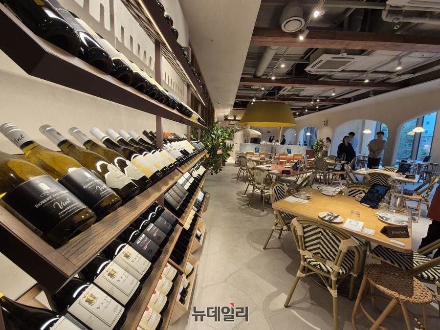 ▲ 기존 매장과는 달리 입구에 와인 매대를 배치한 것이 특징이다. 실제로 강남점의 와인 매출 비중은 4개 매장 중 가장 높다.ⓒ조현우 기자