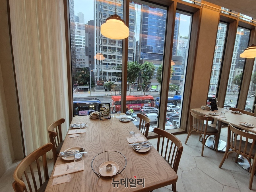 ▲ 강남대로를 내려다 볼 수 있는 통창 인테리어로 개방감을 강조했다.ⓒ조현우 기자